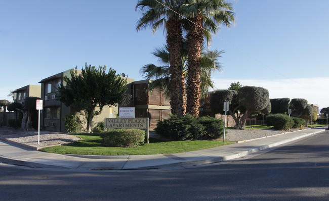 Valley Plaza Apartments in Indio, CA - Foto de edificio - Building Photo