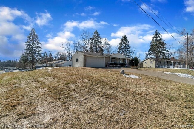 1102 Davenport Dr in Burton, MI - Building Photo - Building Photo