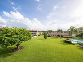 555 Purdy Ln in Palm Springs, FL - Building Photo