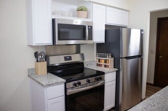 Greenwoods Apartments in Farmington Hills, MI - Foto de edificio - Building Photo