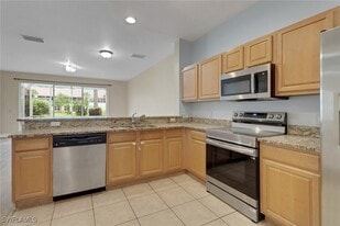 936 Hampton Cir in Naples, FL - Building Photo