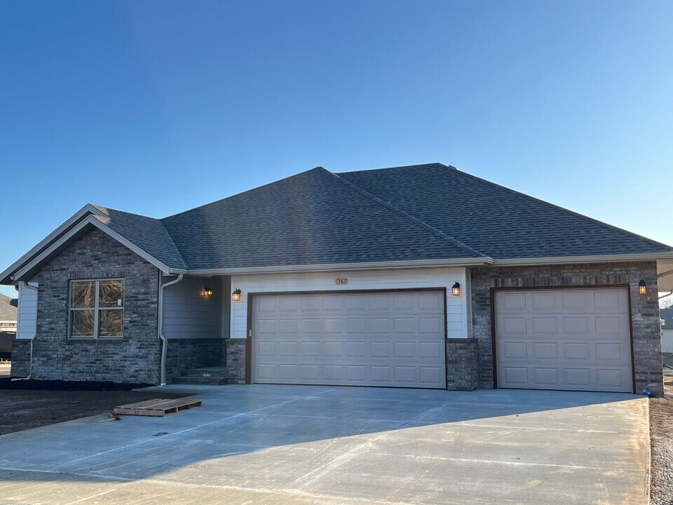 1362 S Mahn Ave in Springfield, MO - Foto de edificio