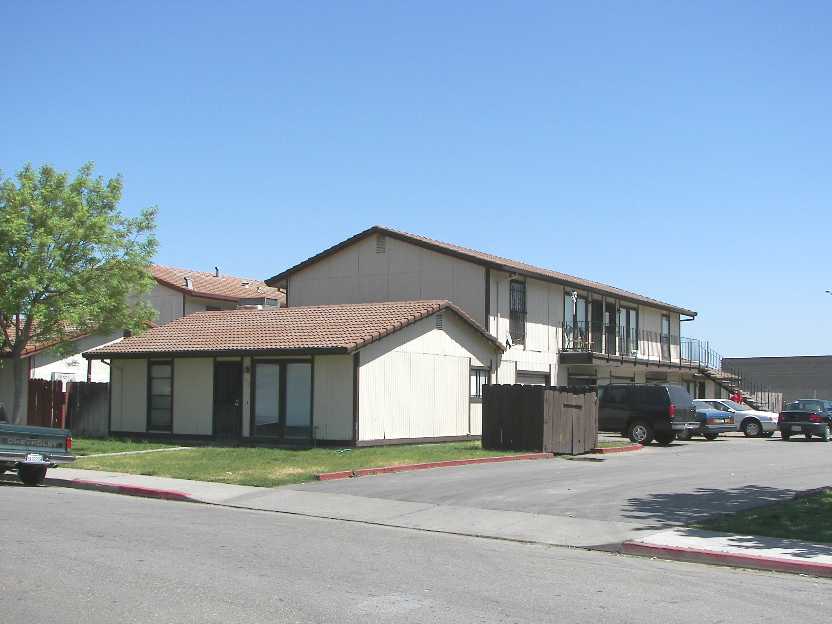 236 Northwoods Ave in Manteca, CA - Foto de edificio