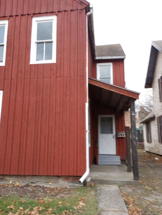 1103 Oak St in Elmira, NY - Building Photo