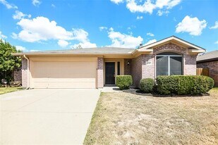 6320 Longmont Trail in Fort Worth, TX - Building Photo