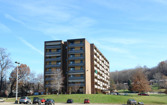 Lower Burrell Manor in New Kensington, PA - Foto de edificio - Building Photo