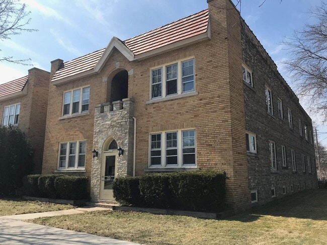 property at 4621 S Lake Dr