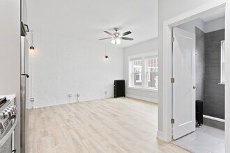 1057 W Glenlake Ave in Chicago, IL - Building Photo - Building Photo