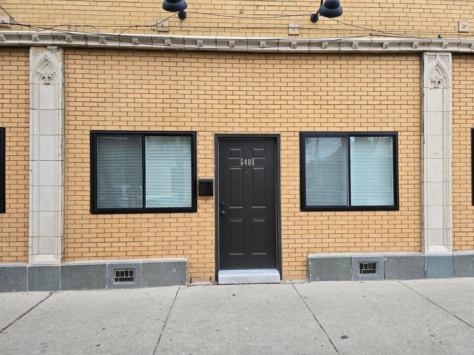 6408 N Mozart St in Chicago, IL - Building Photo