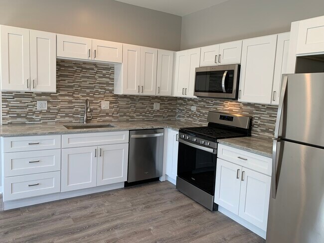 1056 W Foster Ave, Unit 2F in Chicago, IL - Building Photo - Building Photo