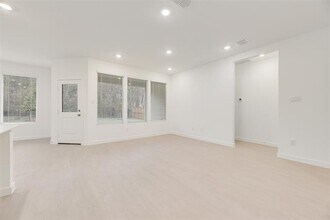 2013 Nokota Pkwy in Providence Village, TX - Foto de edificio - Building Photo