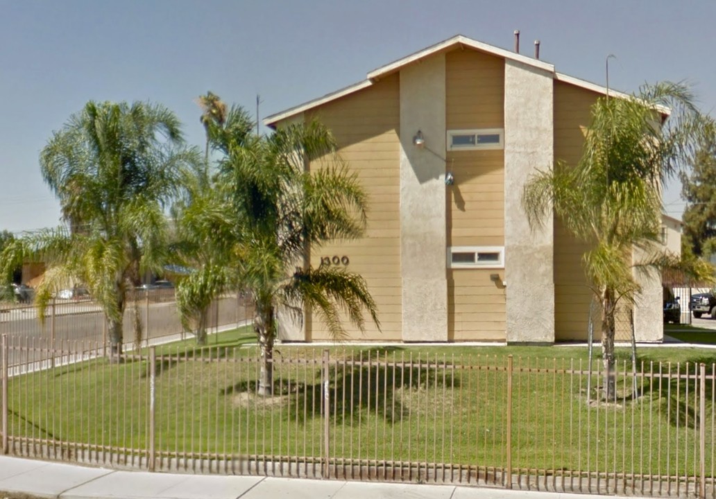 1300 Flower St in Bakersfield, CA - Foto de edificio