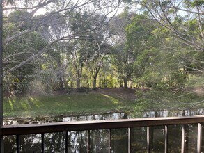 201 Lakeview Dr in Weston, FL - Building Photo - Building Photo