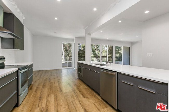 12320 Montana Ave in Los Angeles, CA - Building Photo - Building Photo