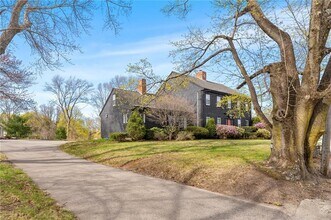 1 Sayles Hill Rd in Lincoln, RI - Foto de edificio - Building Photo