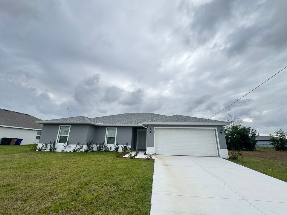 4140 NE 21st Ave in Cape Coral, FL - Foto de edificio