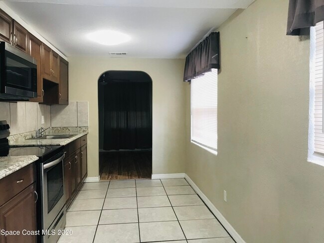 209 Birch St in Titusville, FL - Foto de edificio - Building Photo