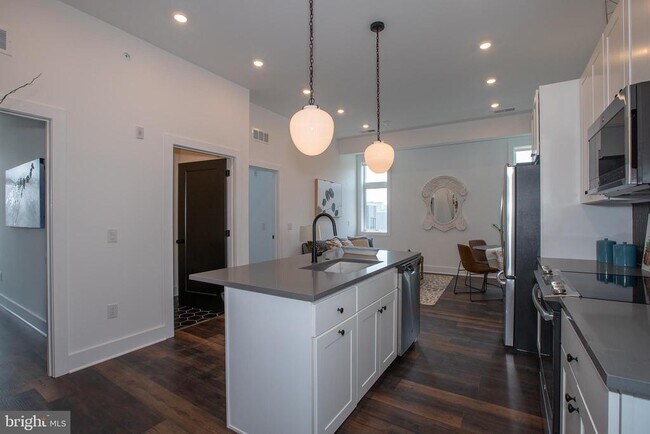 property at 2940 W Thompson St