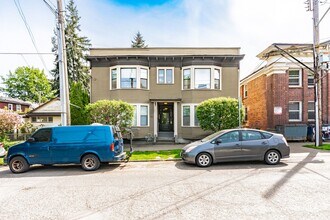 Jenott Apartments in Seattle, WA - Building Photo - Building Photo
