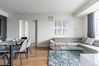 299 Front St W in Toronto, ON - Building Photo - Building Photo