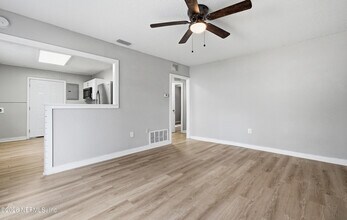 5931 Wilmar Rd W in Jacksonville, FL - Foto de edificio - Building Photo