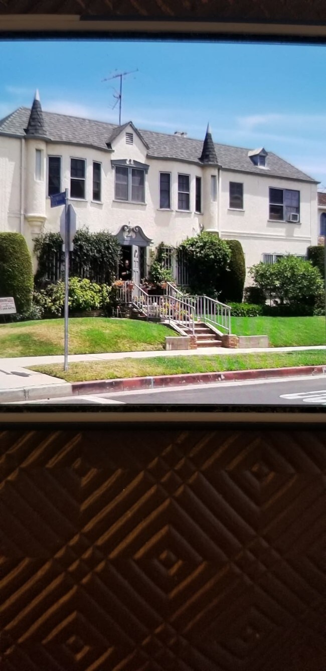 7522 Rosewood Ave Rentals in Los Angeles, CA