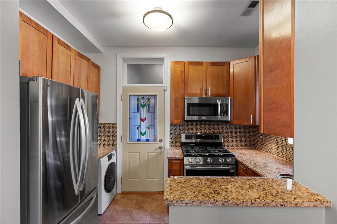 1278 W Victoria St, Unit 1E in Chicago, IL - Building Photo