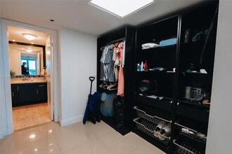 1717 N Bayshore Dr, Unit A-1253 in Miami, FL - Building Photo - Building Photo