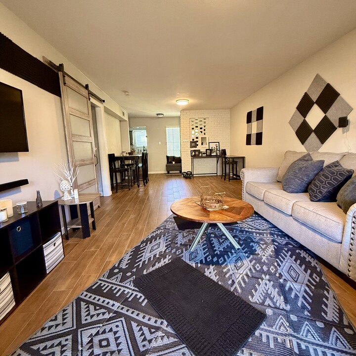 13022 Trail Hollow Dr, Unit Georgetown Condo in Houston, TX - Foto de edificio