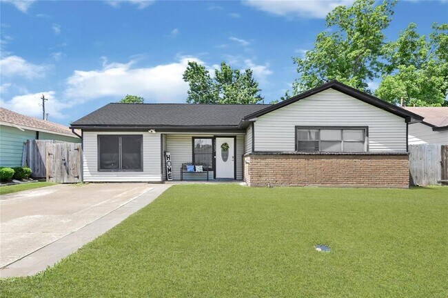 3323 Suiter Way in Pasadena, TX - Building Photo - Building Photo