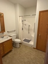 1104 E 15th St in Vinton, IA - Building Photo - Building Photo