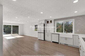 1461 Greentree Cir in Lake Oswego, OR - Building Photo - Building Photo