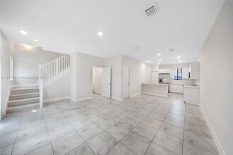4856 NW 83rd Pkwy in Doral, FL - Building Photo - Building Photo