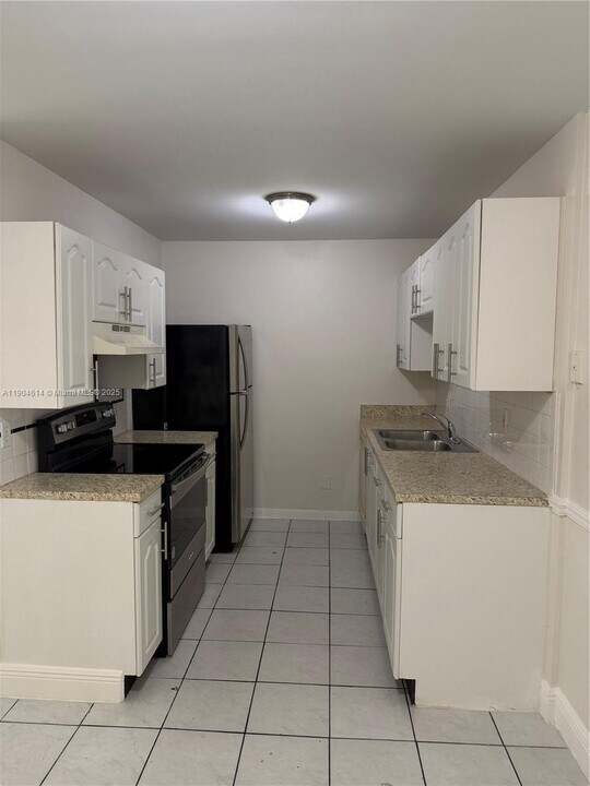 10370 SW 220th St in Cutler Bay, FL - Building Photo