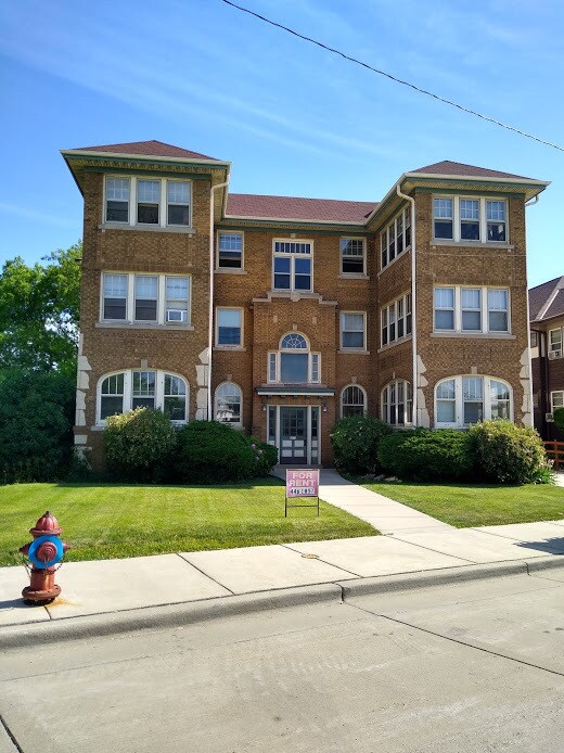 4552 W Wells St, Unit 6 in Milwaukee, WI - Foto de edificio