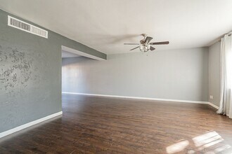 8331 E Thomas Rd in Scottsdale, AZ - Building Photo - Building Photo