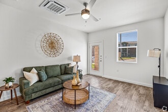 The Alps in Stephenville, TX - Foto de edificio - Building Photo