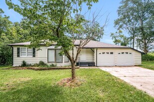 1001 Park Pl in Center Point, AL - Building Photo
