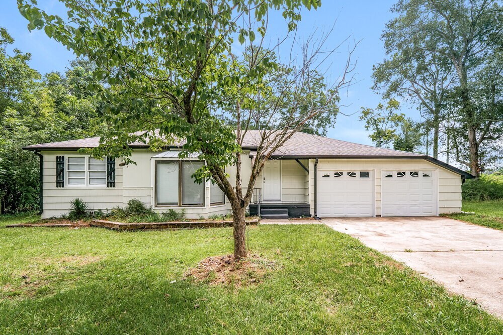 1001 Park Pl in Center Point, AL - Building Photo
