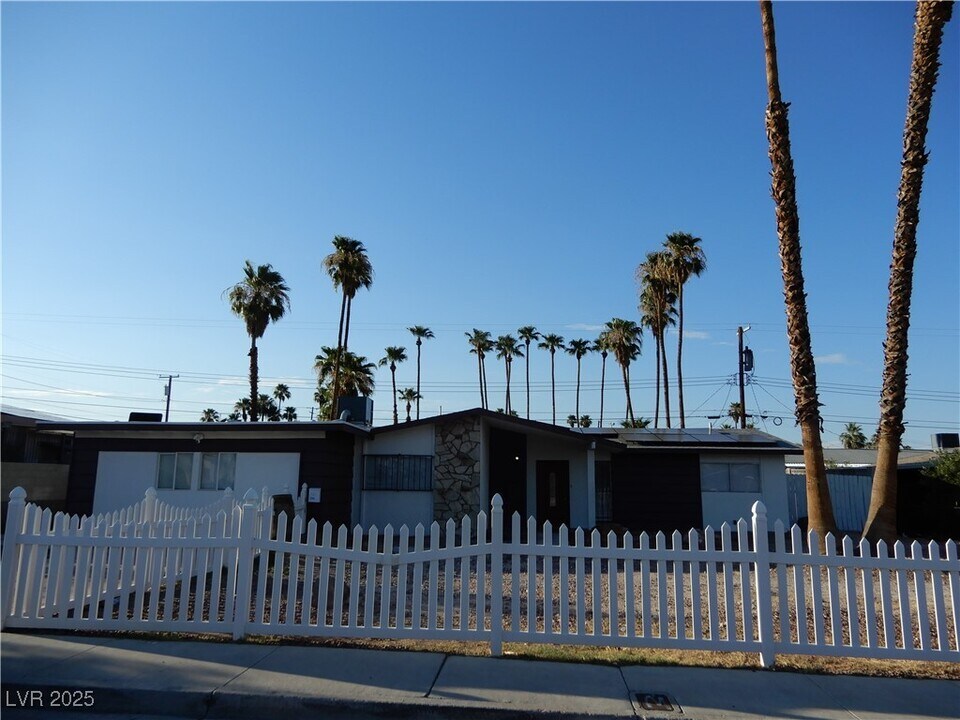 1554 Silver Mesa Way in Las Vegas, NV - Building Photo