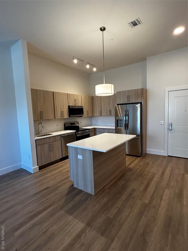 4180 Sunrise Hwy in Oakdale, NY - Building Photo - Building Photo