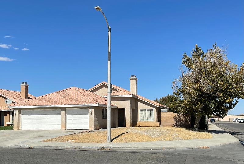 1757 Lightcap St in Lancaster, CA - Foto de edificio