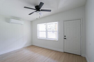 5642 Birr Ct in Orlando, FL - Foto de edificio - Building Photo