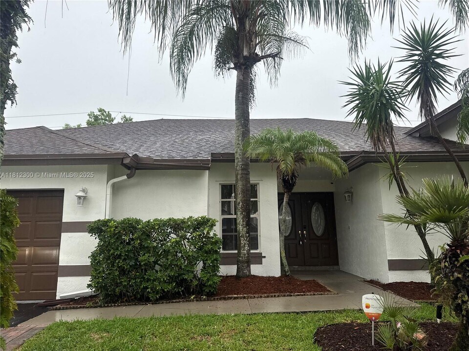 928 SW 149th Terrace in Sunrise, FL - Foto de edificio