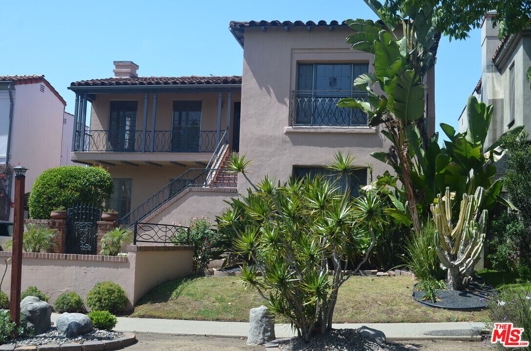 1163 S Hayworth Ave in Los Angeles, CA - Building Photo