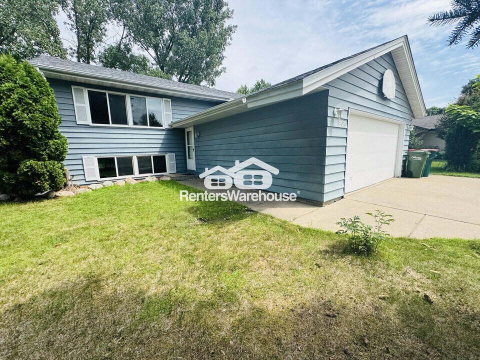 905 97th Ln NE in Blaine, MN - Building Photo
