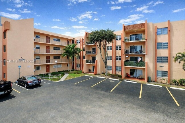 13715 Kendale Lakes Cir in Miami, FL - Foto de edificio - Building Photo