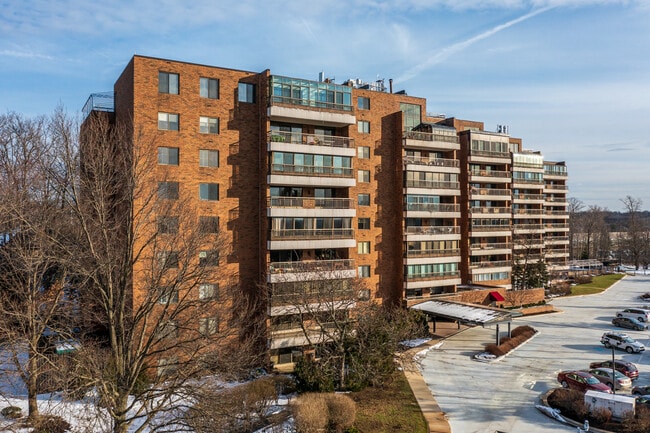 Point East Apartments in Beachwood, OH - Foto de edificio - Building Photo