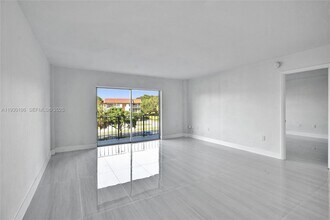 4164 Inverrary Dr in Lauderhill, FL - Foto de edificio - Building Photo