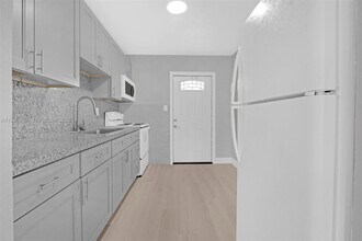 369 Phippen Waiters Rd in Dania Beach, FL - Building Photo - Building Photo